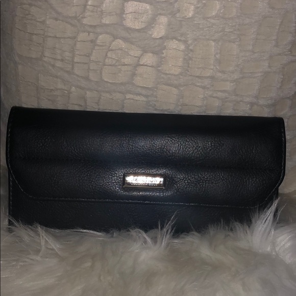 Kenneth Cole Accessories - Reaction Kenneth Cole Black Wallet